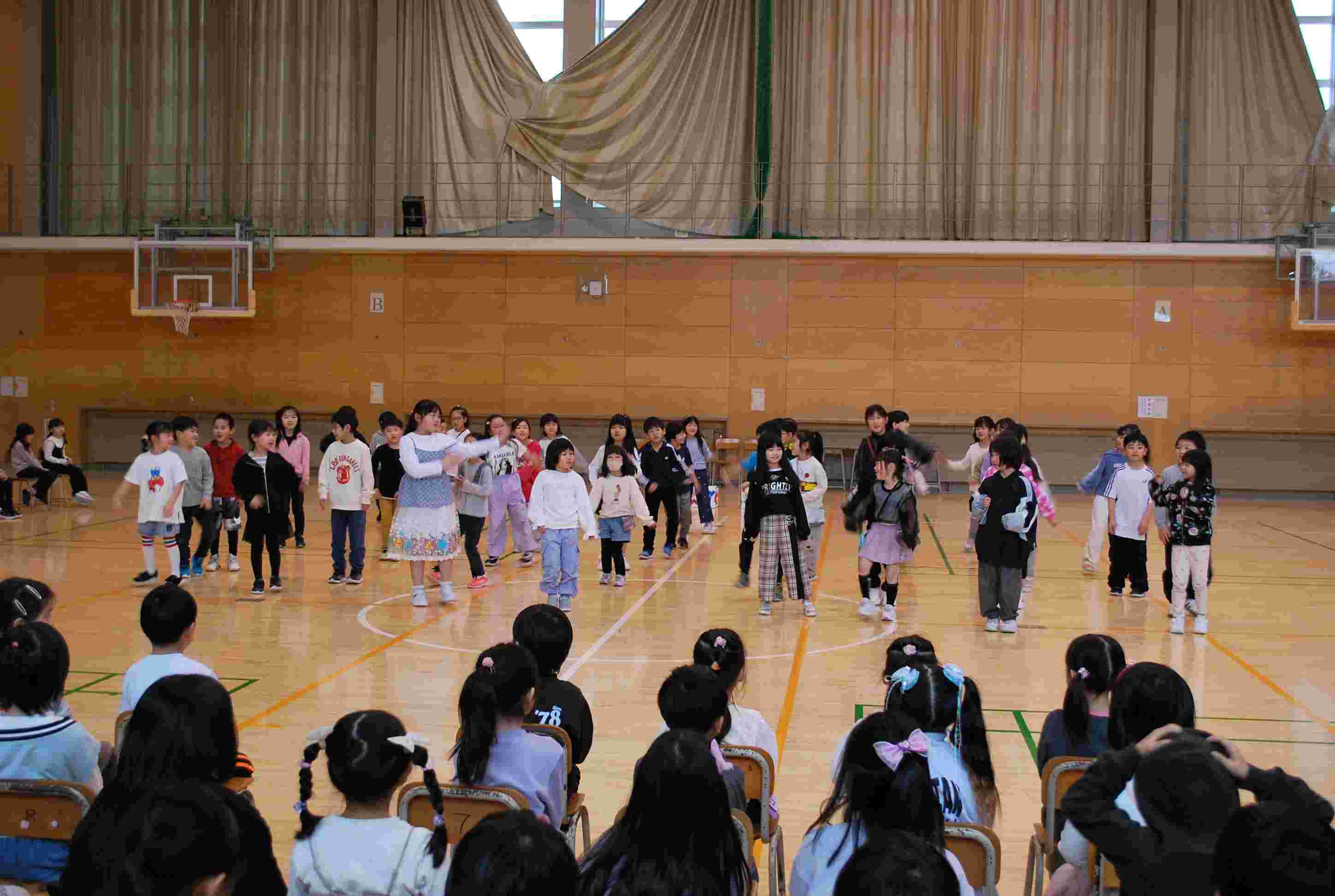 2年生の発表「ダンス・プレゼント」.JPG