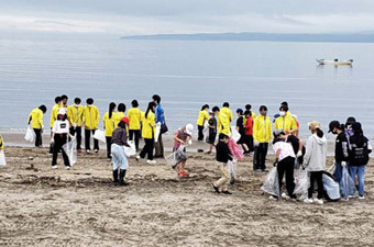 小学生との海浜清掃